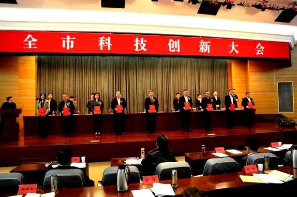 連雲港召開科技創新大會 Agin games藥業榮獲“科技創新領軍單位及領軍人物”兩項大獎